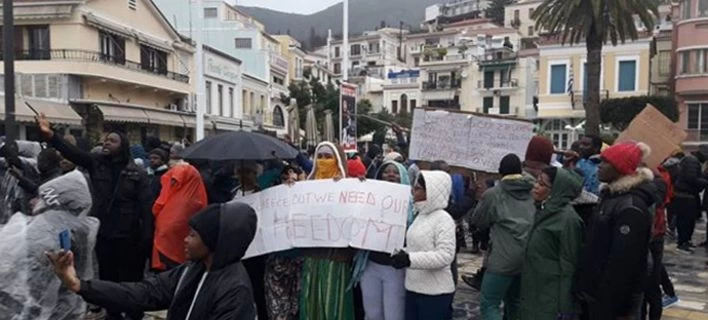 Διαμαρτυρία μεταναστών στη Σάμο (βίντεο)